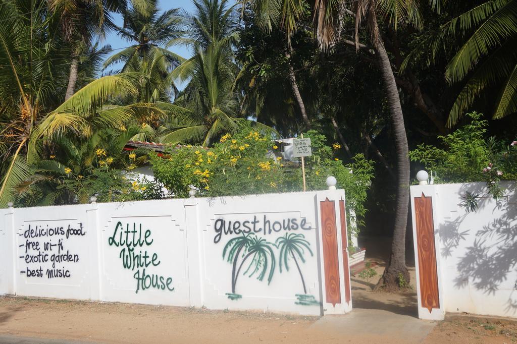Hotel Little White House Trincomalee Exterior foto