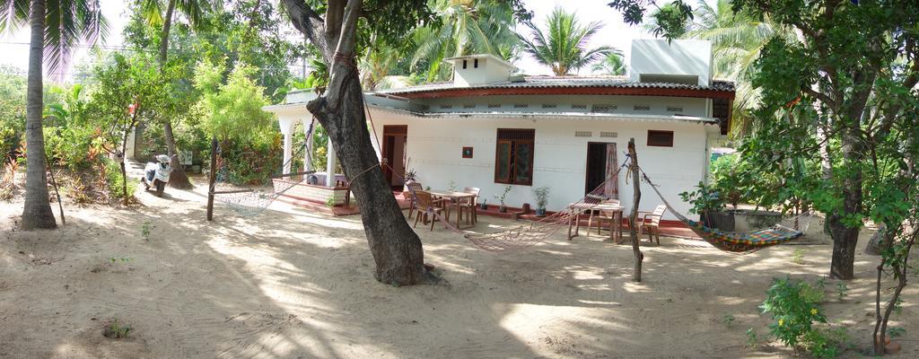 Hotel Little White House Trincomalee Exterior foto
