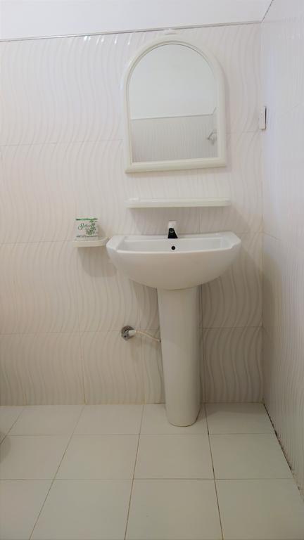 Hotel Little White House Trincomalee Exterior foto